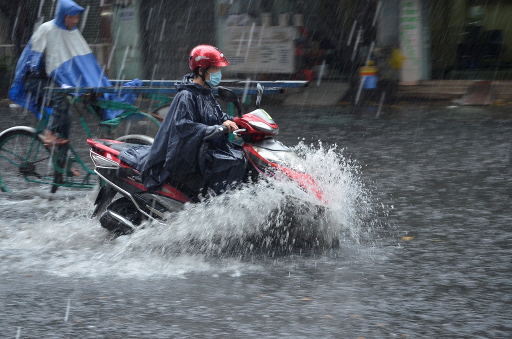 Dự báo thời tiết ngày 18/5/2021: Hà Nội mưa dông kèm lốc, sét 