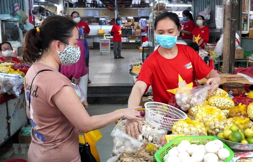 Bắc Ninh phát thẻ đi chợ cho người dân, mỗi gia đình 3 ngày đi chợ 1 lần