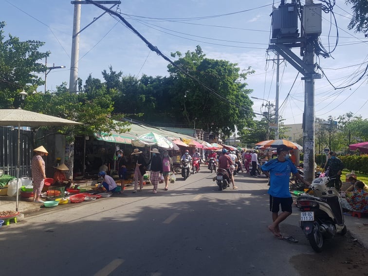 TP Hồ Chí Minh: Không tập trung quá 3 người, ngưng chợ tự phát, dừng vận chuyển hành khách công cộng