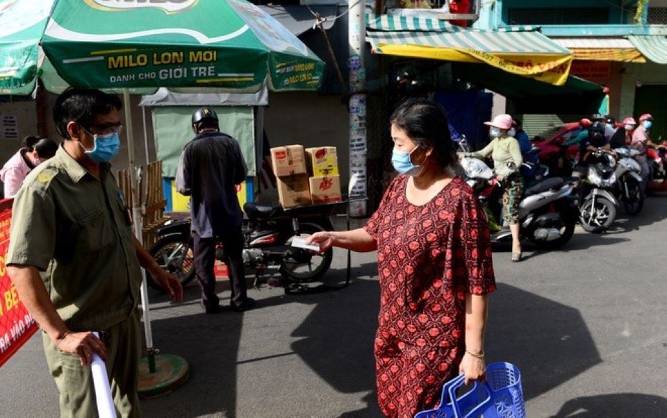 Chợ đầu tiên ở TP Hồ Chí Minh phát thẻ ra vào cho người dân