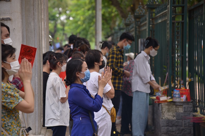 Bi hài với sĩ tử vái lạy tấm biển giao thông tại Văn Miếu – Quốc Tử Giám trước kỳ thi THPT