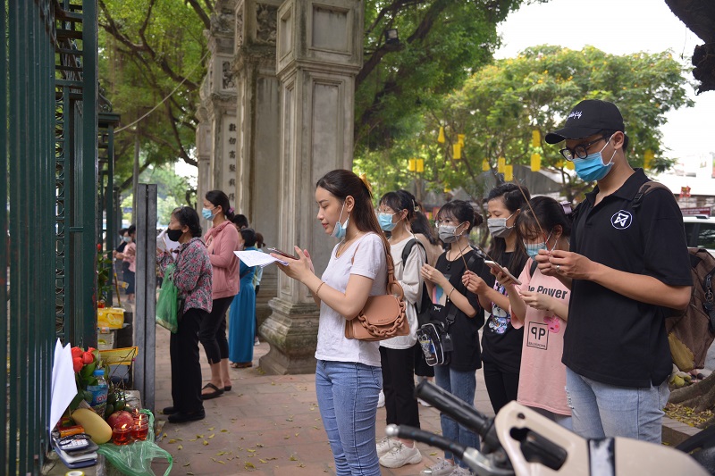 Bi hài với sĩ tử vái lạy tấm biển giao thông tại Văn Miếu – Quốc Tử Giám trước kỳ thi THPT