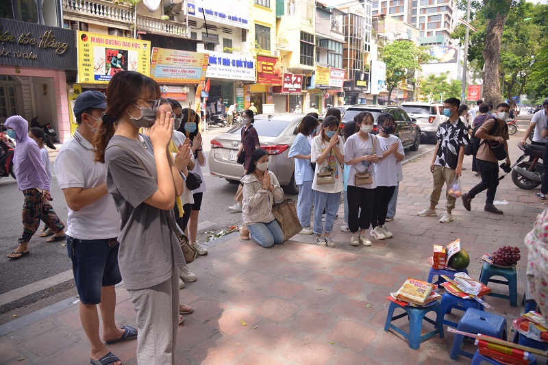 Bi hài với sĩ tử vái lạy tấm biển giao thông tại Văn Miếu – Quốc Tử Giám trước kỳ thi THPT