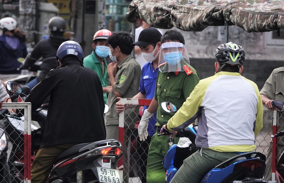 12 chốt kiểm dịch ở các cửa ngõ TP Hồ Chí Minh hoạt động hết “công suất” trong ngày đầu giãn cách xã hội