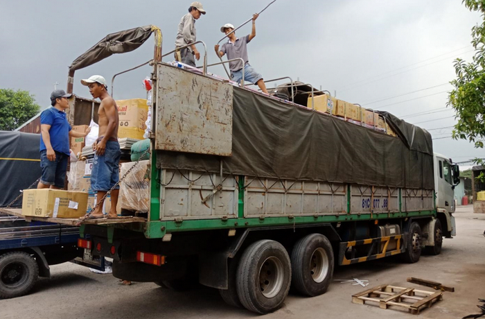 Hàng hóa thiết yếu đưa về vùng giãn cách vẫn khó