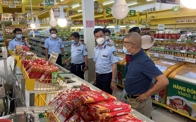 TP Hồ Chí Minh: 1.000 điểm bán hàng lưu động còn "trên giấy", người dân phải mua hàng giá "trên trời"