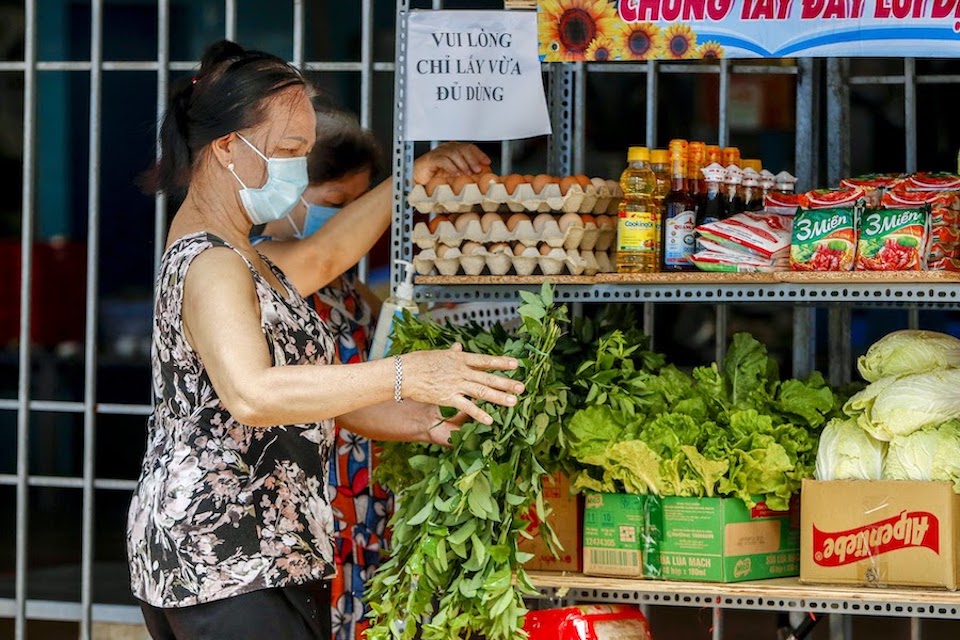 TP Hồ Chí Minh: Giá rau xanh “hạ nhiệt”, trứng vẫn khan hiếm