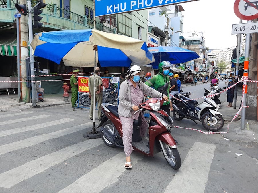 TP Hồ Chí Minh: Đảm bảo nguồn cung hàng hóa, tiêm vaccine sau 18 giờ