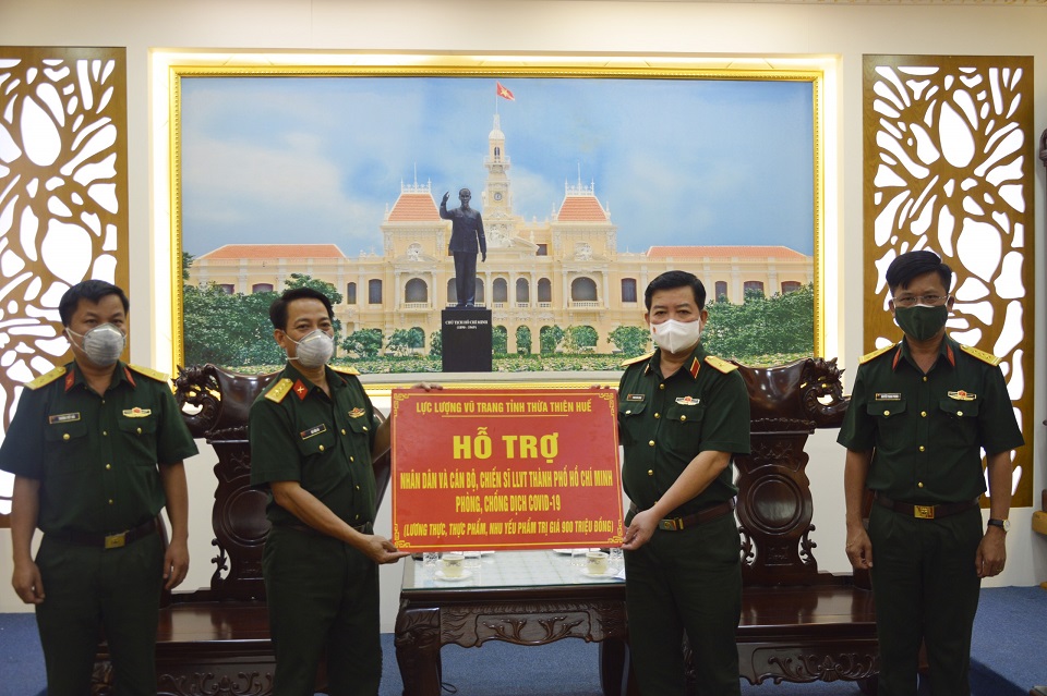 Bộ Chỉ huy Quân sự tỉnh Thừa Thiên - Huế tặng 24 tấn hàng cho đồng bào TP Hồ Chí Minh