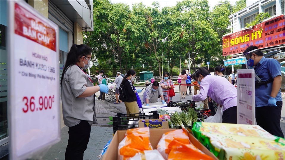 TP Hồ Chí Minh tăng cường các điểm bán hàng thiết yếu phục vụ người dân