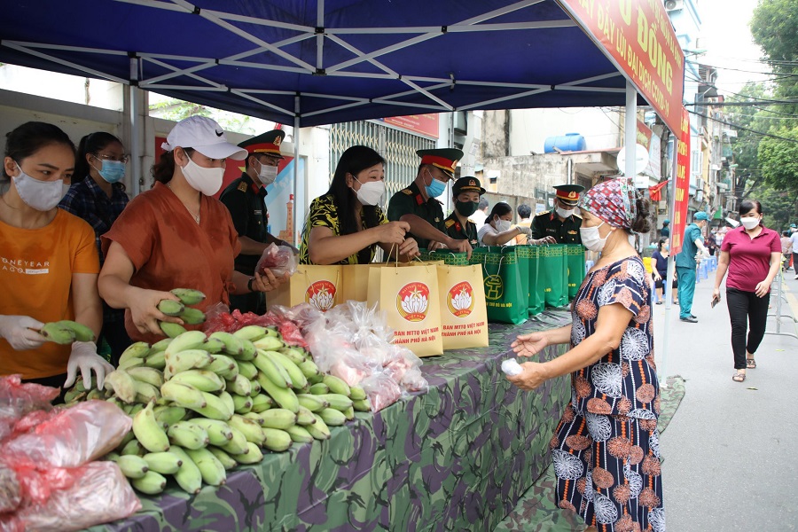 Hà Nội: "Chợ 0 đồng" ấm lòng người lao động