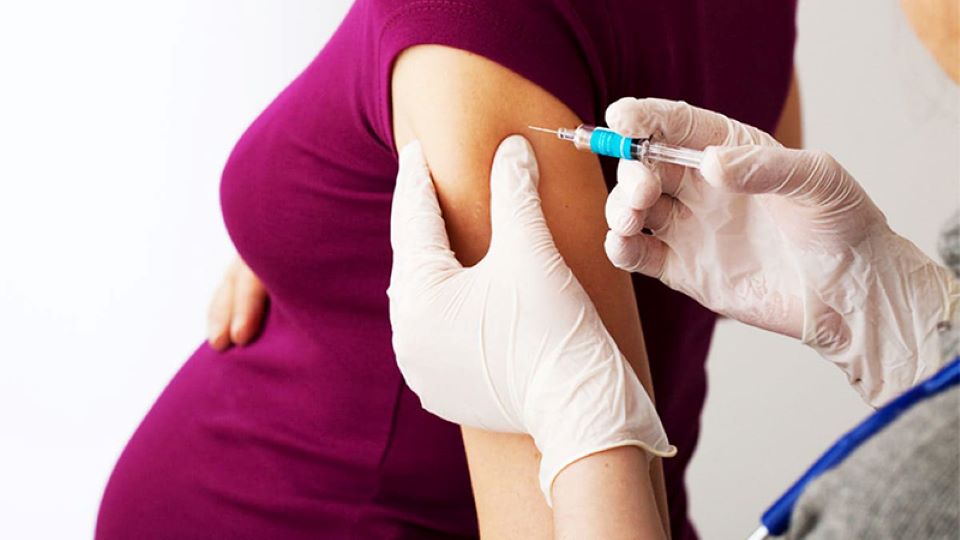 Ưu tiên tiêm vaccine Covid-19 cho phụ nữ mang thai và cho con bú