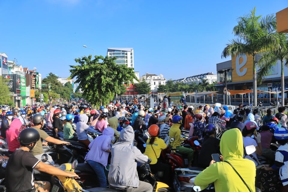 Người dân TP Hồ Chí Minh lại ùn ùn đi siêu thị gom thực phẩm trước lệnh "ai ở đâu ở yên đó"