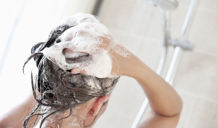 Có nên làm ướt tóc trước khi nhuộm  màu nhuộm hợp khi tóc ướt