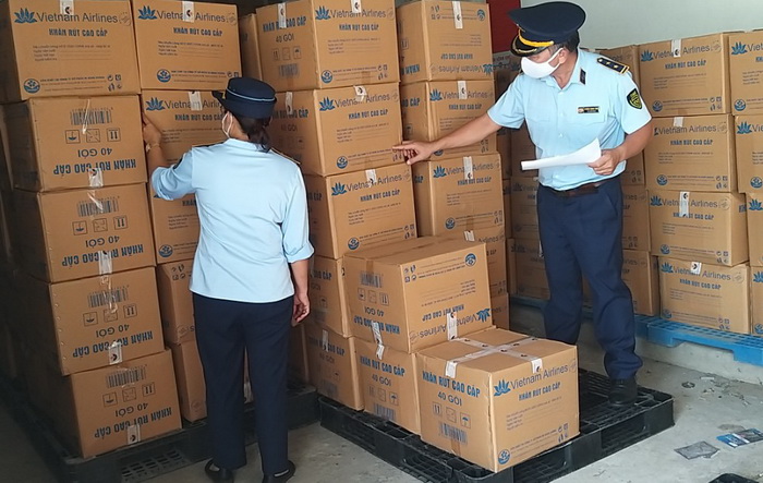 Thu giữ 13.200 gói khăn giấy rút có dấu hiệu giả nhãn hiệu Vietnam Airlines