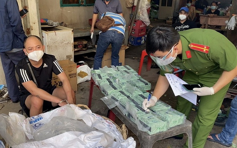 Bắt giữ gần 100 kg ma túy vận chuyển bằng xe “luồng xanh”