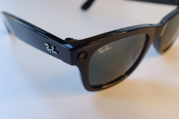 Facebook kết hợp Ray-Ban ra mắt kính thông minh