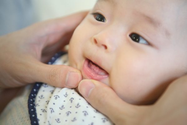 Chăm sóc trẻ đúng cách trong giai đoạn sốt mọc răng