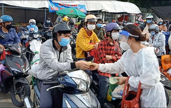 Nữ doanh nhân phát tiền cho người dân về quê trong dịch Covid-19