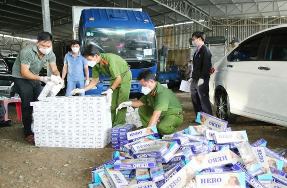 Sóc Trăng: Phát hiện hơn 11.000 bao thuốc lá lậu giấu trong thùng khẩu trang y tế