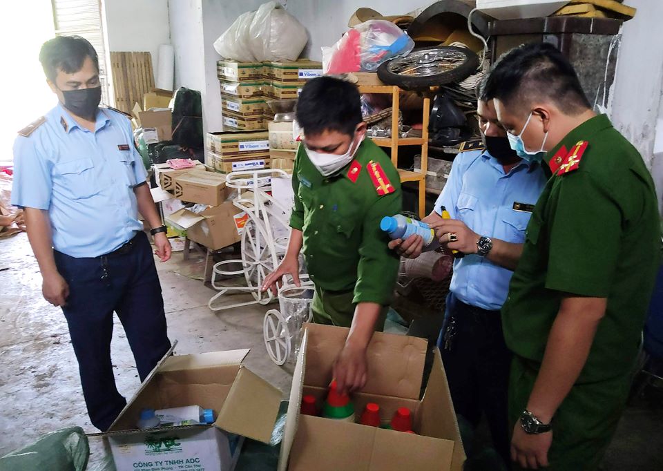 Bắt giữ hơn 3.600 lít thuốc bảo vệ thực vật chứa hoạt chất cấm sử dụng ở Việt Nam