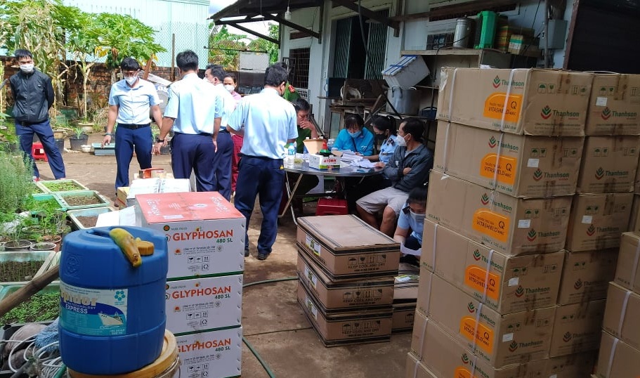 Bắt giữ hơn 3.600 lít thuốc bảo vệ thực vật chứa hoạt chất cấm sử dụng ở Việt Nam
