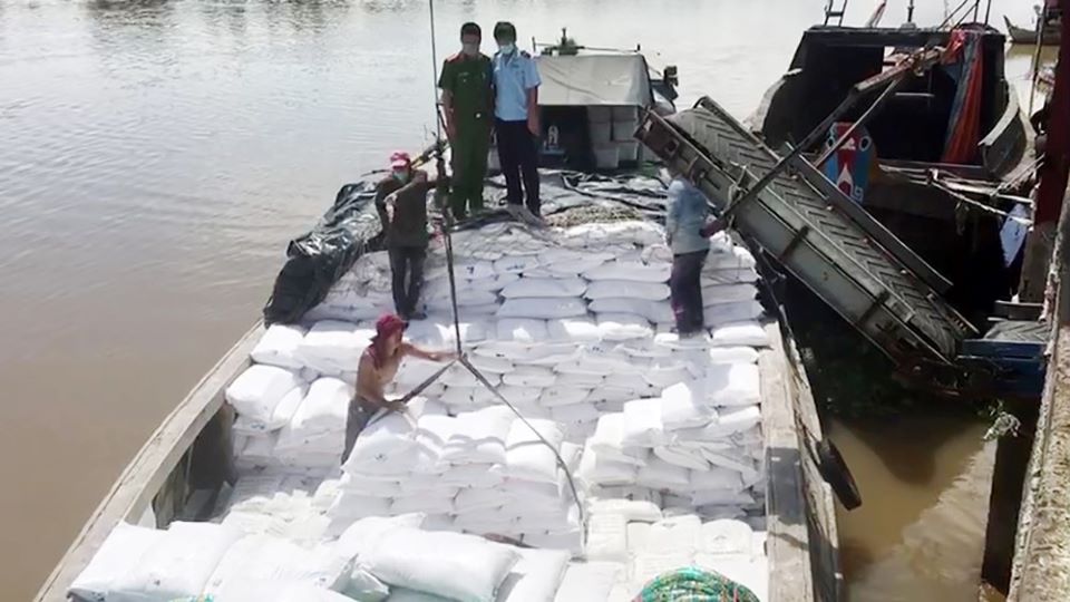 An Giang: Bắt ghe gỗ vận chuyển hàng nghìn bao hoá chất không rõ nguồn gốc