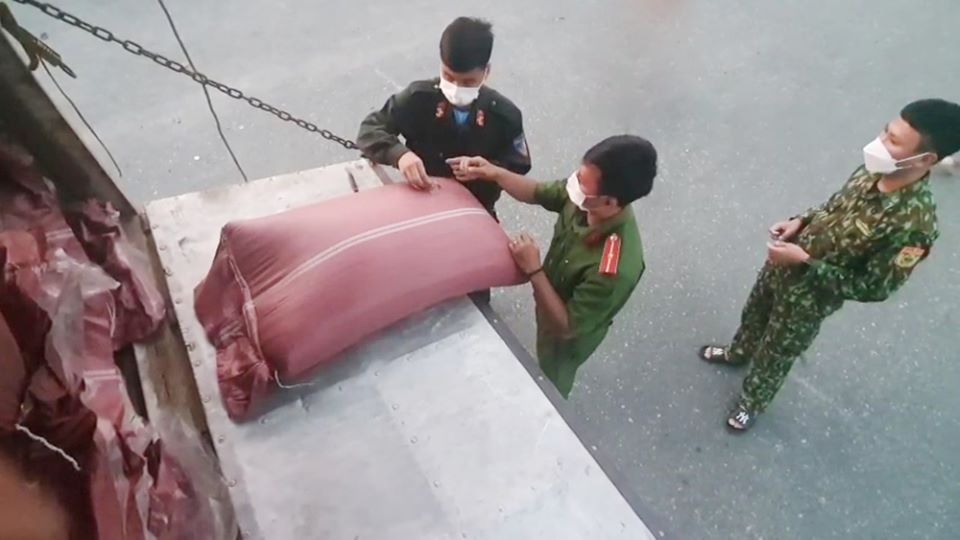 Bắt giữ 42 tấn hạt cà phê không rõ nguồn gốc ở An Giang