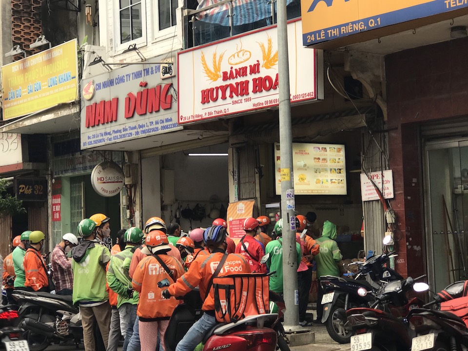 2 tiệm bánh mì "nóng" nhất Sài Gòn": Bà Huynh đóng cửa, Bà Hoa vẫn đông nghẹt khách