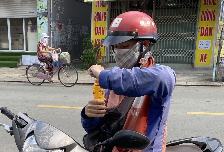 Nhân viên giao hàng lạc quan những ngày cuối năm