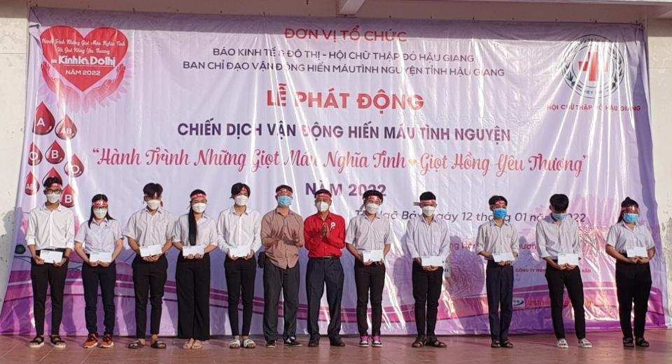 Nhà báo Trần Mậu Dũng (thứ 6 từ trái qua) Phó trưởng Văn phòng đại diện báo Kinh tế & Đô thị tại TP Hồ Chí Minh trao học bổng cho học sinh nghèo vượt khó tại địa phương.