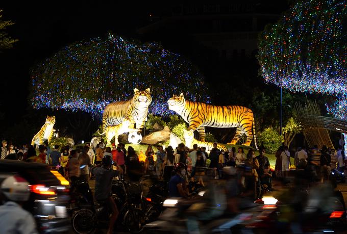 Người dân đến vui chơi ở công viên trên đường Quang Trung, nơi đặt mô hình gia đình hổ. Ảnh: Đăng Khoa/VnExpress.net