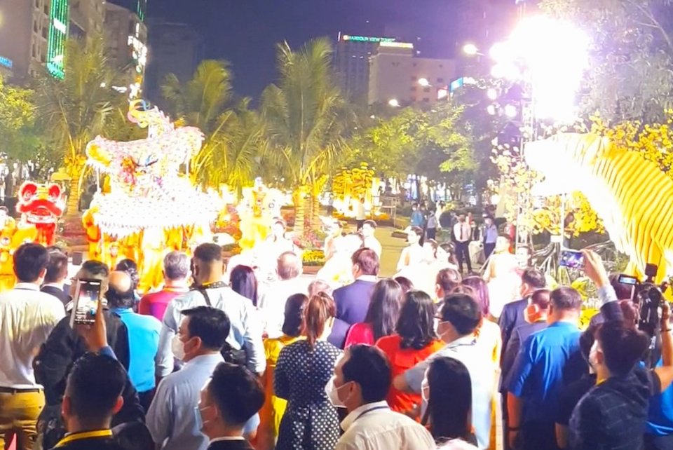 Người dân đổ về trung tâm TP Hồ Chí Minh đón giao thừa Xuân Nhâm Dần 2022 