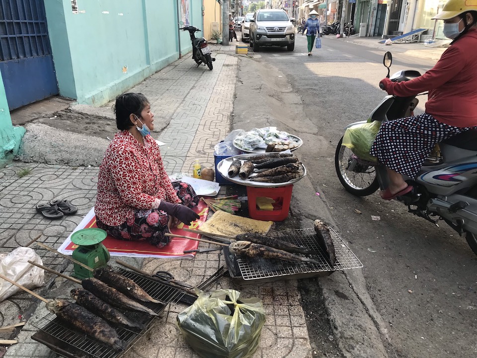 Phố cá lóc nướng ở Sài Gòn “hốt bạc” ngày vía Thần Tài