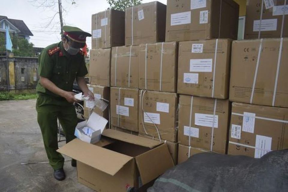 Thừa Thiên Huế: Phát hiện ô tô vận chuyển 50.000 bộ kit test Covid-19 không rõ nguồn gốc