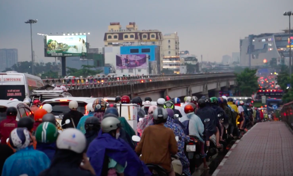 Sau mưa lớn, nhiều tuyến đường ở TP Hồ Chí Minh ùn tắc nghiêm trọng