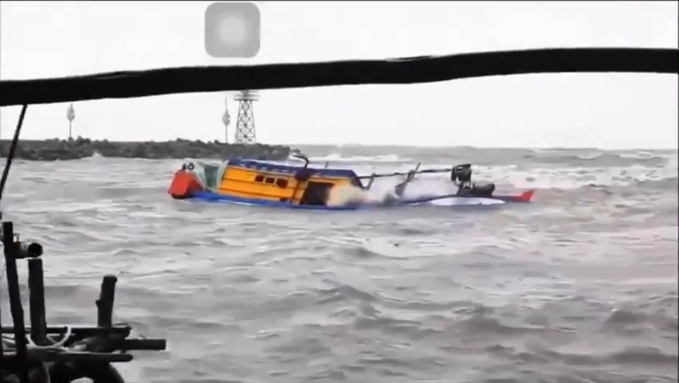 Lật tàu cá tại Phú Quốc, đang tìm kiếm 2 người mất tích