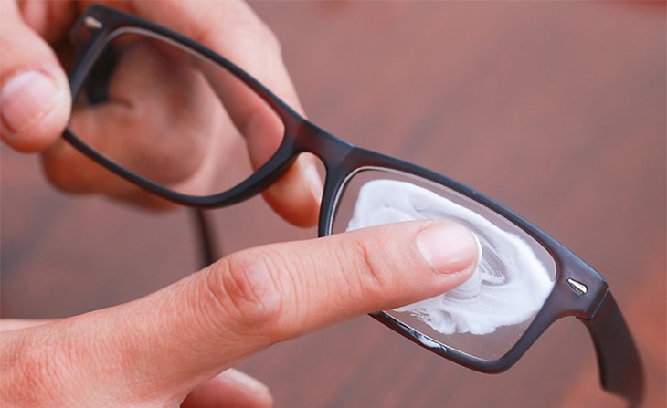 3 cách làm mờ vết xước trên kính mắt