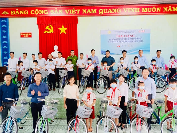 Hội Doanh nhân trẻ Đồng Nai cùng Tập đoàn BĐS 939 trao tặng quà cho học sinh và hộ nghèo