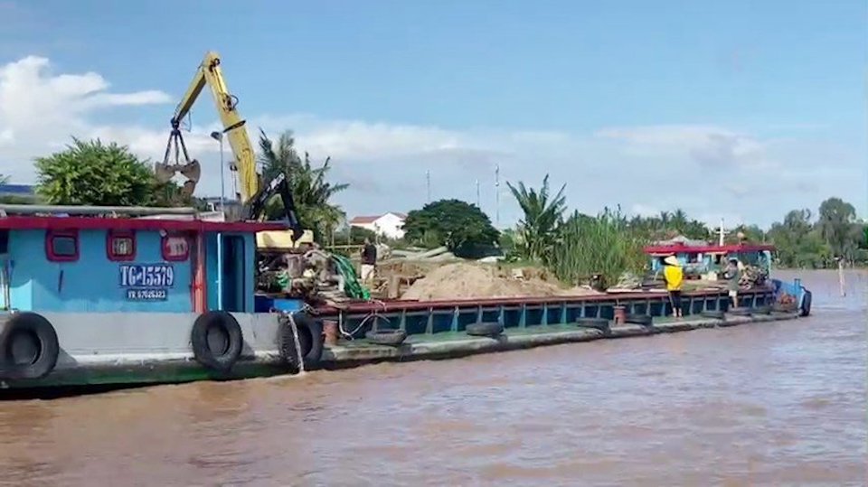 An Giang: Buộc 15 sà lan chở quá tải trên sông Tiền phải hạ tải