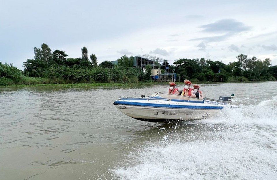 An Giang: Buộc 15 sà lan chở quá tải trên sông Tiền phải hạ tải