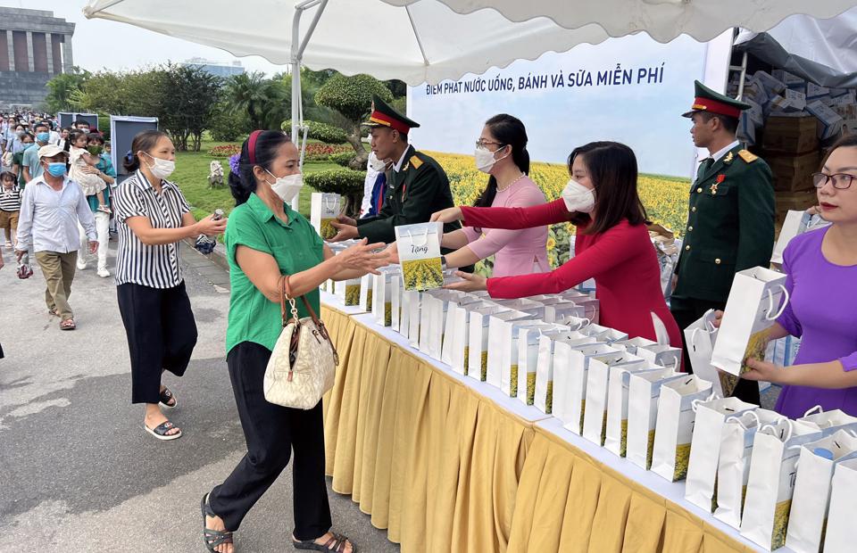 Hà Nội: Tặng quà du khách thăm Lăng Bác trong ngày 2/9