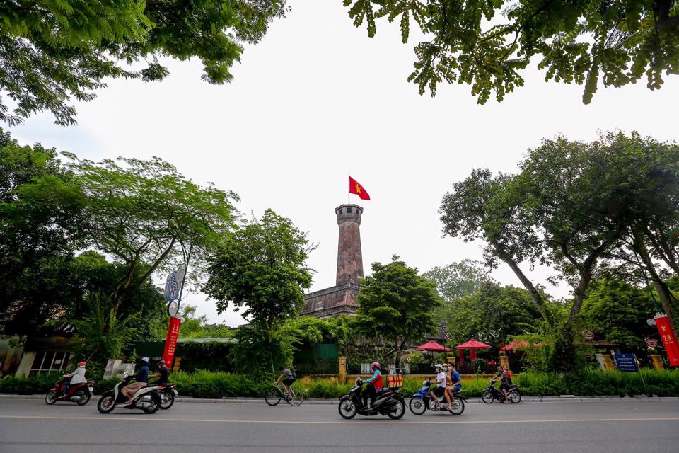 Quốc kỳ tung bay trên cột cờ Hà Nội.