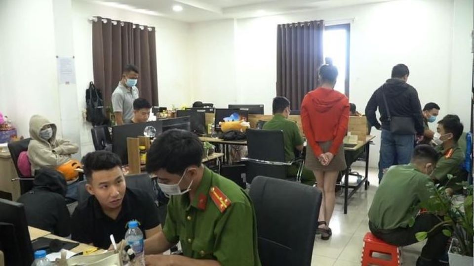 TP Hồ Chí Minh: Bắt giữ hàng chục nhân viên công ty luật gọi điện chửi bới để ''đòi nợ''