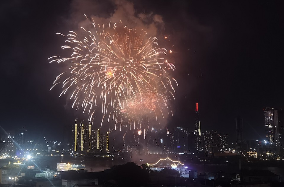 Pháo hoa rực rỡ trên bầu trời TP Hồ Chí Minh chào năm mới 2023