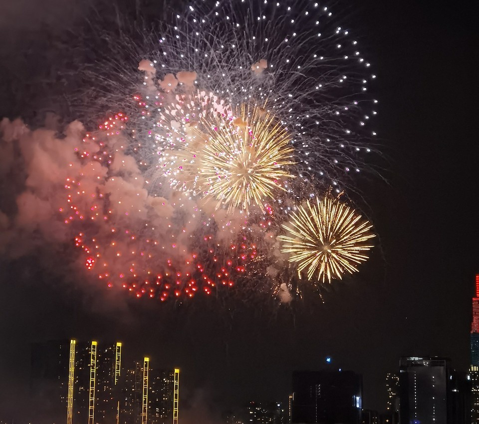 Pháo hoa rực sáng bầu trời TP Hồ Chí Minh, chúc mừng năm mới 2023!
