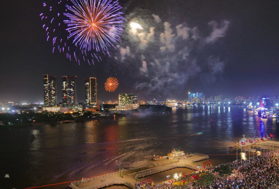 Pháo hoa rực sáng bầu trời TP Hồ Chí Minh, chúc mừng năm mới 2023!