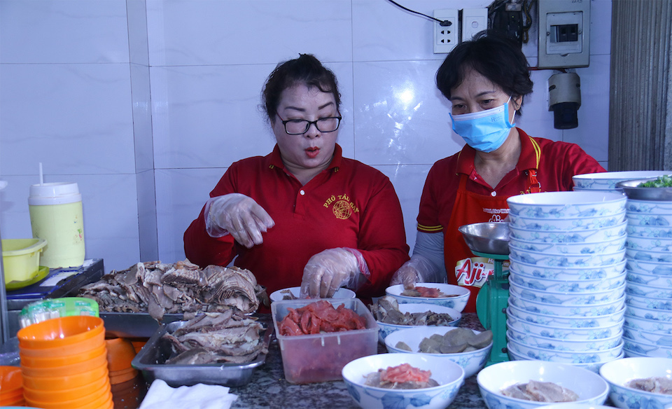 "Sài Gòn có phở Tàu Bay - Ăn tô xe lửa cả ngày ngán cơm"