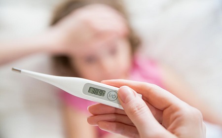 Trẻ bị sốt nên chườm nóng hay lạnh?