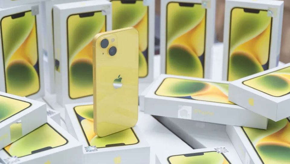 iPhone 14 màu vàng vừa lên kệ đã nhanh chóng giảm giá tại Việt Nam